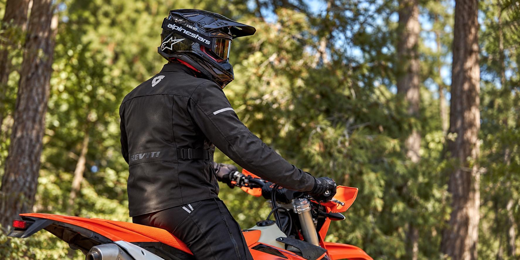 Textilní motorkářská bunda na podzim: membrána, ventilace a termovložka