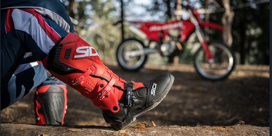 Poprvé mimo asfalt: Jak vybrat enduro boty a chrániče